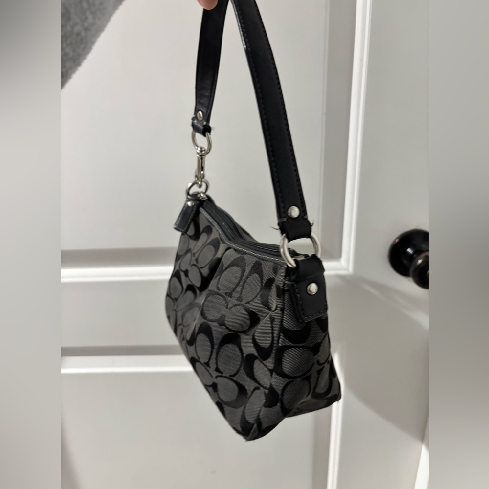 🍎🍎SOLD🍎🍎Coach black signature monogram shoulder bag - Picture 5 of 11